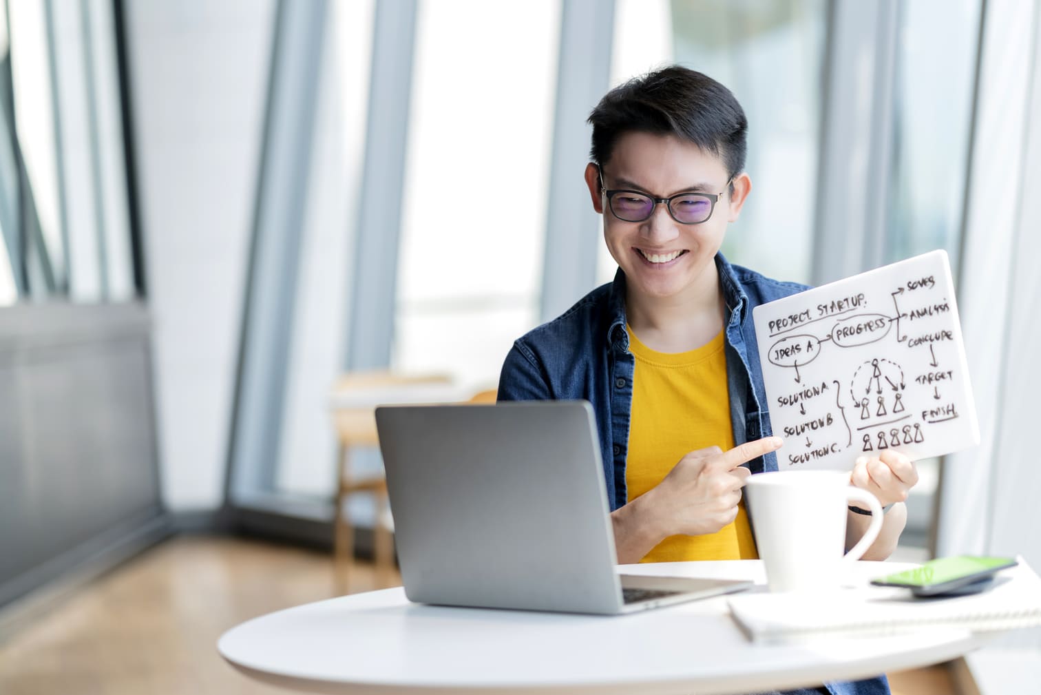 Bisnis profesional Asia tersenyum positif saat konferensi video jarak jauh